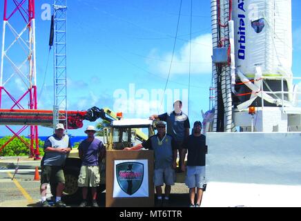 Tobyhanna's Army Depot Qualität Ingenieur Leonard Zito (Stehend auf HUMVEE) und Flugverteidigung-agentur Personal stand neben einem blast Barriere auf Launch Hügel auf dem Kwajalein-atoll in der Republik der Marshall Inseln einen Tag vor dem Start. Eine Einführung stand war Last getestet bis zu 315.000 Pfund die 106 Fuß - hohe Rakete zu unterstützen. Stockfoto