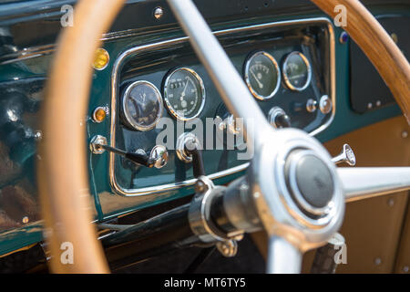 Classic Car Interior, Lenkrad, Armaturenbrett, Vintage Style, 50er Jahre 60er Jahre 70er Jahre, Stockfoto