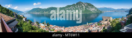 Luganer See. Panoramablick von Campione d'Italia, berühmt für sein Casino. Rechts im Hintergrund die Stadt Lugano Stockfoto