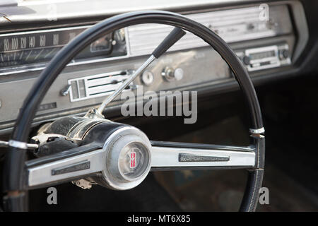 Classic Car Interior, Lenkrad, Armaturenbrett Vintage Style, OLDMOBILE Cutlass, american car Style, 50er Jahre 60er Jahre 70er Jahre, Stockfoto