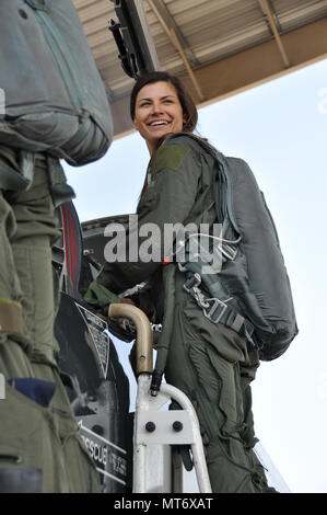 Senior Airman Danielle Langland nahm einen Anreiz, Flug in einem T-38 Talon Training Jet auf Whiteman Air Force Base, Calif Langland gegeben wurde der Anreiz, Flug nach genannt werden den 442 d des Jagdgeschwaders Flieger des Jahres. (U.S. Air Force Foto von Tech. Sgt. Bob Jennings/Freigegeben) Stockfoto