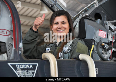 Senior Airman Danielle Langland nahm einen Anreiz, Flug in einem T-38 Talon Training Jet auf Whiteman Air Force Base, Calif Langland gegeben wurde der Anreiz, Flug nach genannt werden den 442 d des Jagdgeschwaders Flieger des Jahres. (U.S. Air Force Foto von Tech. Sgt. Bob Jennings/Freigegeben) Stockfoto