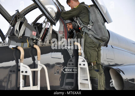 Senior Airman Danielle Langland nahm einen Anreiz, Flug in einem T-38 Talon Training Jet auf Whiteman Air Force Base, Calif Langland gegeben wurde der Anreiz, Flug nach genannt werden den 442 d des Jagdgeschwaders Flieger des Jahres. (U.S. Air Force Foto von Tech. Sgt. Bob Jennings/Freigegeben) Stockfoto