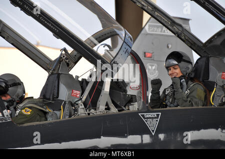 Senior Airman Danielle Langland nahm einen Anreiz, Flug in einem T-38 Talon Training Jet auf Whiteman Air Force Base, Calif Langland gegeben wurde der Anreiz, Flug nach genannt werden den 442 d des Jagdgeschwaders Flieger des Jahres. (U.S. Air Force Foto von Tech. Sgt. Bob Jennings/Freigegeben) Stockfoto