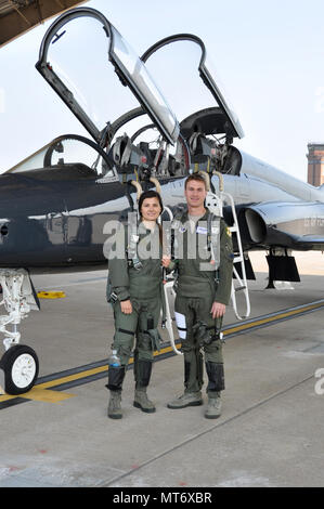 Senior Airman Danielle Langland nahm einen Anreiz, Flug in einem T-38 Talon Training Jet auf Whiteman Air Force Base, Calif Langland gegeben wurde der Anreiz, Flug nach genannt werden den 442 d des Jagdgeschwaders Flieger des Jahres. (U.S. Air Force Foto von Tech. Sgt. Bob Jennings/Freigegeben) Stockfoto