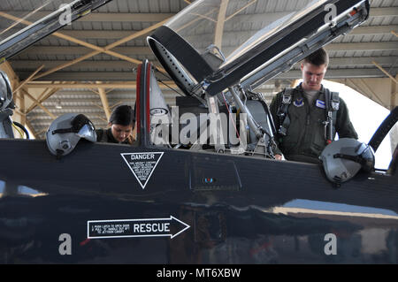 Senior Airman Danielle Langland nahm einen Anreiz, Flug in einem T-38 Talon Training Jet auf Whiteman Air Force Base, Calif Langland gegeben wurde der Anreiz, Flug nach genannt werden den 442 d des Jagdgeschwaders Flieger des Jahres. (U.S. Air Force Foto von Tech. Sgt. Bob Jennings/Freigegeben) Stockfoto