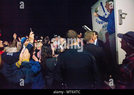Bobby Knight spricht mit Anhänger außerhalb Zorn Arena in Eau Claire, Wisconsin als Kandidat Donald Trump auf der Kundgebung spricht, 1. November 2016 Stockfoto