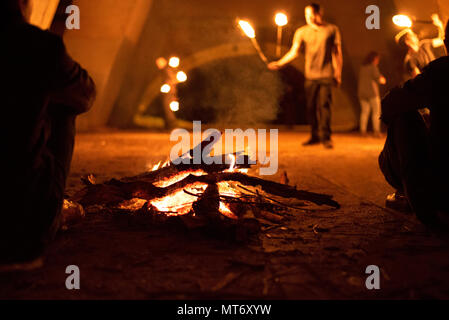 Menschen beobachten Brand Performance Practice (ein zwangloses Treffen von London's Fire Spinner) unterhalb der Brücke der M25 in der Nähe von London, UK. Stockfoto