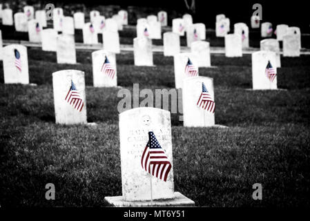 DLIFLC Kommandanten, Oberst Phil Deppert und Garnison Kommandeur, Oberst Lawrence Brown, zusammen mit einigen Freiwilligen kam zu dem Presidio von Monterey Friedhof amerikanische Fahnen an jedem der Grabsteine zu Ehren des Memorial Day. Die Flags werden auf dem Friedhof in Memorial Day Woche verlassen werden. (U.S. Armee Foto von Amber K. Whittington) Stockfoto