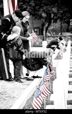 DLIFLC Kommandanten, Oberst Phil Deppert und Garnison Kommandeur, Oberst Lawrence Brown, zusammen mit einigen Freiwilligen kam zu dem Presidio von Monterey Friedhof amerikanische Fahnen an jedem der Grabsteine zu Ehren des Memorial Day. Die Flags werden auf dem Friedhof in Memorial Day Woche verlassen werden. (U.S. Armee Foto von Amber K. Whittington) Stockfoto