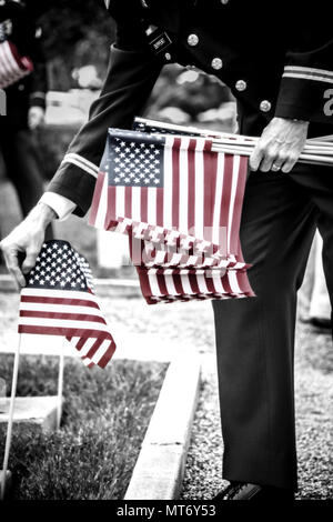 DLIFLC Kommandanten, Oberst Phil Deppert und Garnison Kommandeur, Oberst Lawrence Brown, zusammen mit einigen Freiwilligen kam zu dem Presidio von Monterey Friedhof amerikanische Fahnen an jedem der Grabsteine zu Ehren des Memorial Day. Die Flags werden auf dem Friedhof in Memorial Day Woche verlassen werden. (U.S. Armee Foto von Amber K. Whittington) Stockfoto