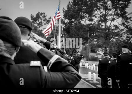 DLIFLC Kommandanten, Oberst Phil Deppert und Garnison Kommandeur, Oberst Lawrence Brown, zusammen mit einigen Freiwilligen kam zu dem Presidio von Monterey Friedhof amerikanische Fahnen an jedem der Grabsteine zu Ehren des Memorial Day. Die Flags werden auf dem Friedhof in Memorial Day Woche verlassen werden. (U.S. Armee Foto von Amber K. Whittington) Stockfoto