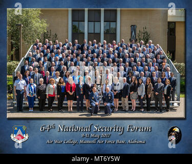 Maxwell AFB, AL - Nationale Sicherheit Forum Teilnehmer posieren für ein Gruppenfoto mit Lt Gen Steven Kwast, Commander und der Präsident der Universität, Brigadegeneral Christopher Coffelt, Kommandeur der SPAATZ Zentrum außerhalb des Air War College Dienstag Morgen 9. Mai 2017. Die National Security Forum besteht aus verschiedenen gemeinschaftlichen und Führungskräfte über den Vereinigten Staaten, die eingeladen werden, verschiedene Welt Fragen und Themen mit militärischen Mitgliedern zu diskutieren. In diesem Jahr ist der 64. Nationale Sicherheit Forum, das ist eine jährliche Veranstaltung am Air War College USAF Foto von Donna L. Burnett/Freigegeben Stockfoto