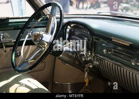 Lenkrad und Armaturenbrett von Cadillac STS, Innenansicht, 50er Jahre, Oldtimer für collecionism Stockfoto