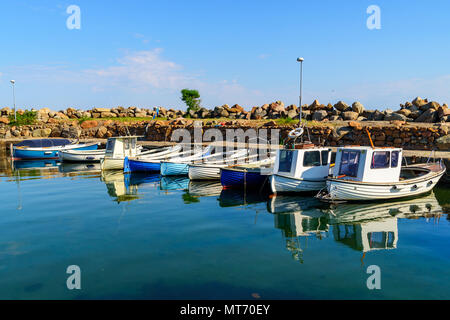 Kleine Fischerboote vertäut im Hafen auf einer sonnigen und ruhigen Tag. Lage der Küste Kattvik außerhalb Bastad in Schweden. Stockfoto