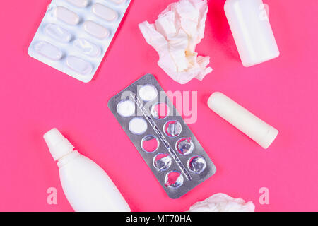 Medizinische Heilmittel bei Erkältungen, Grippe auf einem Rosa pastell Hintergrund. Ansicht von oben. Flach. Platz kopieren Stockfoto
