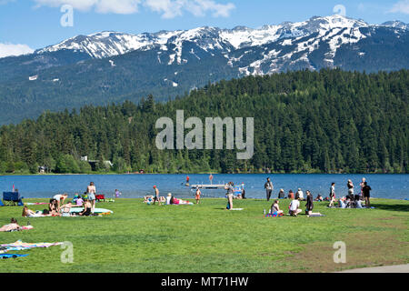 Die Menschen genießen den Sonnenschein der möglicherweise langen Wochenende in Alta See in Whistler, BC, Kanada Stockfoto