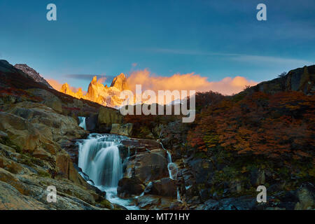 Blick auf den Mount Fitzroy bei Sonnenaufgang. Argentinische Patagonien im Herbst Stockfoto