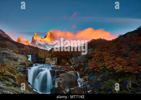 Blick auf den Mount Fitzroy bei Sonnenaufgang. Argentinische Patagonien im Herbst Stockfoto