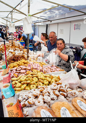 Bäcker verkaufen Rosquillas del Santo, typisch Spanische süß, in einer Bäckerei im San Isidro festliche Messe in Pradera de San Isidro Park von Madrid Abschaltdruck Stockfoto