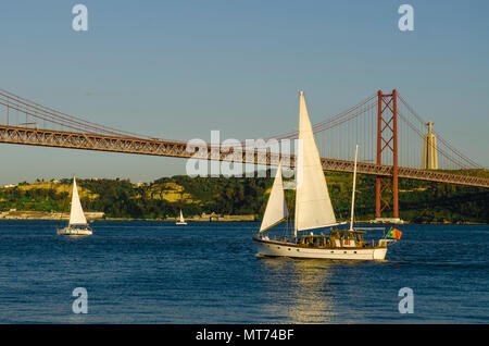 Lissabon, Portugal - 16. MAI 2018. Segelboot Segeln in der Nähe einer Brücke in Lissabon, Portugal Stockfoto