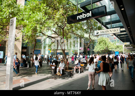 SYDNEY, AUSTRALIEN - 6. April 2018: Iconic Pitt Street Mall ist Australiens verkehrsreichsten und kosmopolitischsten Einkaufsviertel Stockfoto