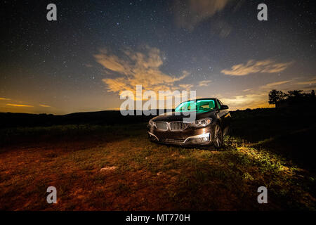 Lange Nacht der Fotografie eines Pkw mit Farbe grün beleuchteten Innenraum Stockfoto