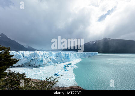 Die Treffpunkte von Eis, Fels und Wasser am Perito Moreno Gletscher, Argentinien Stockfoto