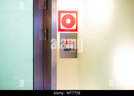 Feueralarm-Box auf Betonmauer für Warnung und Sicherheitssystem Stockfoto