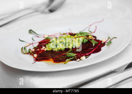 Vegane glutenfreie Avocado salsa, rote Beete Carpaccio, Emulsion von Xylitol und Kiefer mit Cashew Nüssen Stockfoto