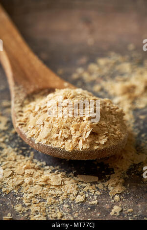 Nahaufnahme der ernährungsphysiologischen Brauereien Hefe Flocken in Löffel aus Holz Stockfoto