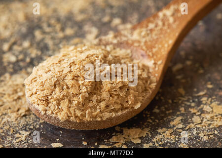 Nahaufnahme der ernährungsphysiologischen Brauereien Hefe Flocken in Löffel aus Holz Stockfoto