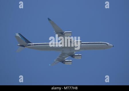 CHIANG MAI, THAILAND - 25. MAI 2018: HS-TYV Airbus A340-500 der Royal Thai Air Force (RTAF). Weg vom Flughafen Chiangmai. Stockfoto