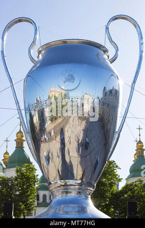 Kiew, Ukraine - 26. MAI 2018: Große Kopie der UEFA Champions League Cup auf Sophia in Kiew Stockfoto