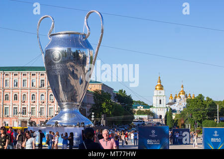 Kiew, Ukraine - 26. MAI 2018: Große Kopie der UEFA Champions League Cup auf Sophia in Kiew Stockfoto