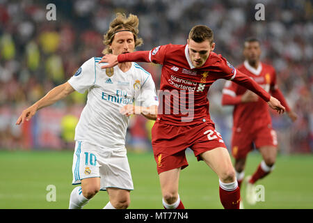 Kiew, Ukraine - 26. MAI 2018: Real Madrid Luka Modric (L) und Emre (R) während der Champions League Fußball Spiel zwischen Real Madrid und Liverpool an der NSC Olympiastadion (Foto von Alexandr Gusew/Pacific Press) Stockfoto