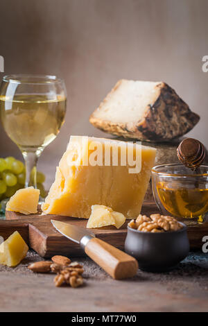 Verschiedene Arten von Käse Stockfoto