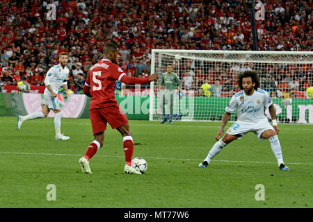 Kiew, Ukraine. 26 Mai, 2018. FC Liverpool Spieler Georginio Wijnaldum (L) während der Champions League Fußball Spiel zwischen Real Madrid und Liverpool an der NSC Olympiastadion Credit: Alexandr Gusew/Pacific Press/Alamy leben Nachrichten Stockfoto