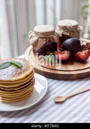 Pfannkuchen mit Marmelade Frühstück Stockfoto