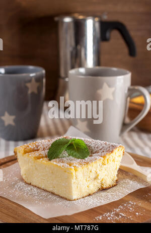 Appetitlich Cottage Käse Auflauf und Cups Stockfoto