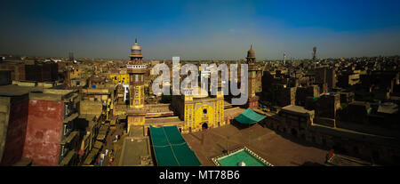 Antenne Panorama der Wazir Khan Moschee in Lahore, Pakistan Stockfoto