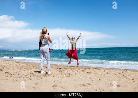 Touristische gesehen, Fotos am Strand getroffen. Barcelona, die Hauptstadt Kataloniens, und es ist eine der berühmtesten Sehenswürdigkeit in Europa, die Vielfalt und die multikulturelle Kombination von zusammen leben, ist bemerkenswert und es ist für seine Kunst und Architektur bekannt. Stockfoto
