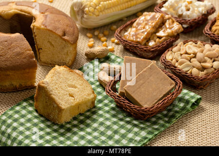 Gruppe von Nahrungsmitteln Festa Junina, eine typisch brasilianische Party, Urlaub Veranstaltung im Juni: Erdnuss, Cookie, Popcorn, Pe de Moleque, Pacoca, Kuchen, Mais. Grüne pla Stockfoto