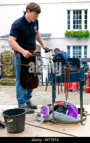 Schmied im Freien arbeiten an der Dachpfannen Tunbridge Wells Heizung Bügeleisen im Brandfall Stockfoto