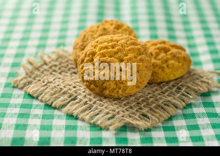 Köstliche gelb Cookie von Mais. Süße Speisen von Festa Junina, eine typisch brasilianische Party, Urlaub Veranstaltung im Juni. Snack auf Weidenkorb und grünen Hinterg Stockfoto