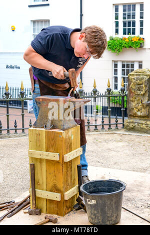 Schmied im Freien arbeiten an der Dachpfannen Tunbridge Wells tradition Eisen Reihen Stockfoto