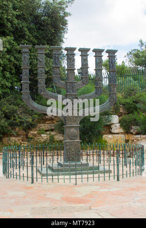 Die schöne Bronze menora "Skulptur, war ein Geschenk an Israel aus dem Parlament des Vereinigten Königreichs und steht vor der Knesset Stockfoto