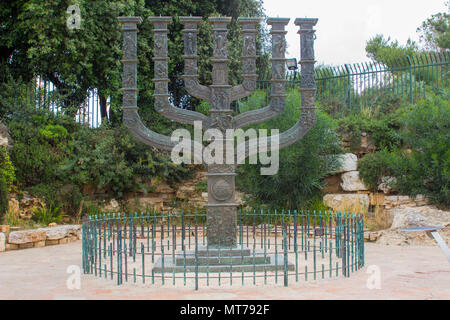 Die schöne Bronze menora "Skulptur, war ein Geschenk an Israel aus dem Parlament des Vereinigten Königreichs und steht vor der Knesset Stockfoto