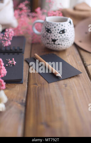Top View oder Flach von set Reisen, Notebook, Travel Concept. Kaffee am Morgen. Stockfoto