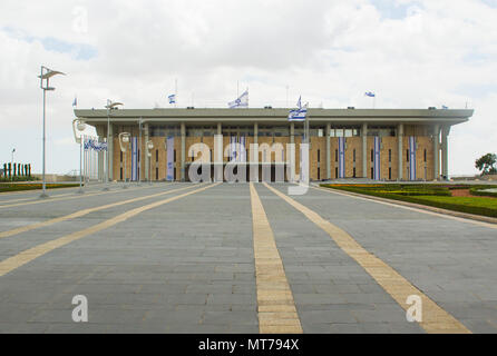 9. Mai 2018 das ultra modern gestaltetes Haus des Parlaments oder der Knesset in Jerusalem, Israel und seinen großen Eingang Innenhof gelegen. Stockfoto